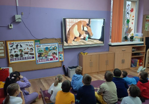 Dzieci oglądają bajkę "Masza i niedźwiedź" w języku angielskim