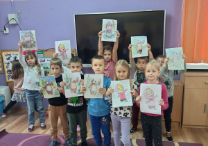 Dzieci prezentują kolorowanki