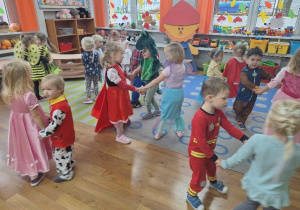 Dzieci tańczą w parach do muzyki z bajek.