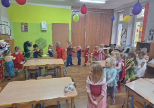 Dzieci tańczą w korowodzie.
