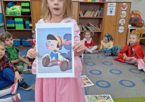 Oliwka prezentuje ilustrację z bajki pt. "Pinokio".