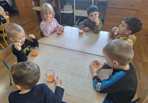 Dzieci degustują sok owocowo - warzywny.