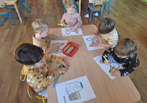 Dzieci kolorują obrazki ze zdrowymi produktami spożywczymi.