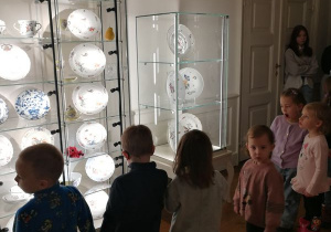 Dzieci oglądają gabloty z porcelaną.