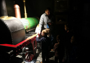 Dzieci oglądają jedną z eksponatów muzealnych.