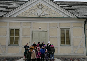 Dzieci pozują na tle Pałacu.