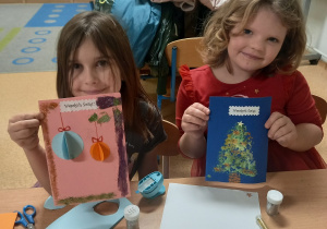 Hania i Iga prezentują swoje kartki świąteczne