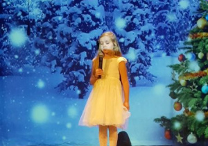 Lenka śpiewa kolędę "Jezus malusieńki" podczas przesłuchań konkursowych