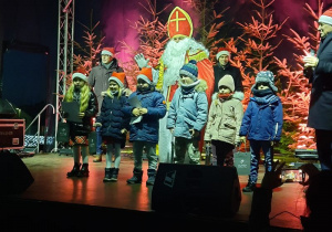 Pamiątkowe zdjęcie wyróżnionych przedszkolaków z Mikołajem