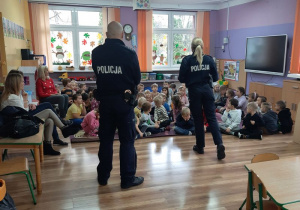 Policjanci rozmawiają z dziećmi