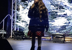 Lena śpiewa kolędę podczas koncertu laureatów