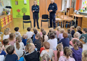 Policjanci na spotkaniu z dziećmi.