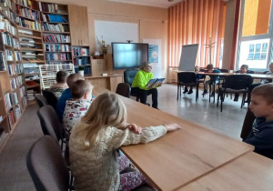 Dzieci słuchają świątecznego opowiadania Pani z Biblioteki