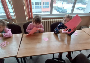 Dzieci wycinają kółka z papieru
