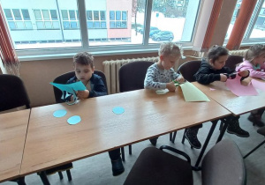 Dzieci wycinają kółka z kolorowego papieru