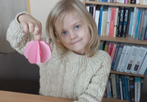 Marysia pokazuje różową bombkę z kółek