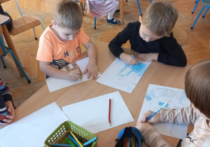 Dzieci rysują na kartce przy pomocy jednej kredki w ulubionym kolorze