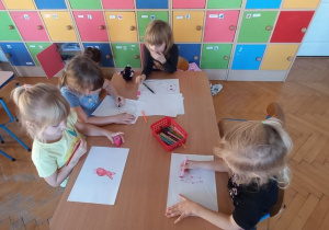 Dziewczynki rysują w jednym kolorze
