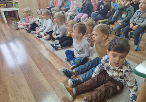 Dzieci podczas przedstawienia teatralnego "Czemu Marta jest uparta?".