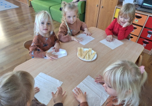 Dzieci degustują misiowy przysmak - miodek.
