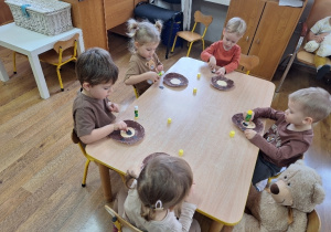 Dzieci wykonują pracę plastyczną - Misia z papierowego talerzyka.