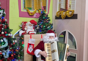 Święty Mikołaj grający na akordeonie.
