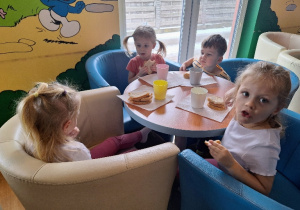 Dzieci zjadają przedszkolny posiłek.