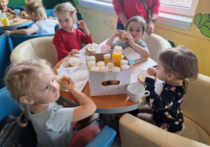 Dzieci zjadają przedszkolny posiłek.