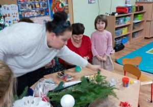 Babcia Helenki i mama Mai wraz z dziećmi w trackcie wykonywania ozdób