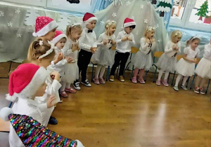 Dzieci w czasie przedstawienia świątecznego.