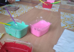 Dzieci malują pierniczki kolorowym lukrem
