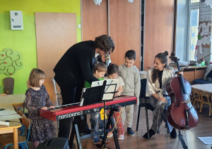 Dzieci poznają brzmienie pianina