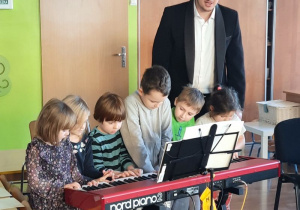 Dzieci grają na keyboardzie