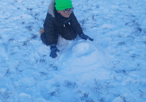 Kornel buduje śnieżny wulkan