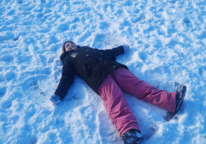 Anastazja robi "aniołka" na śniegu