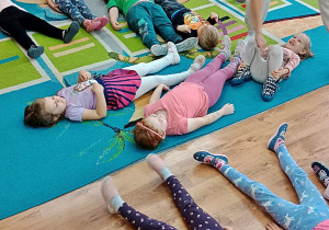 Dzieci leżą na dywanie