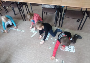 Dzieci składają puzzle według własnego pomysłu