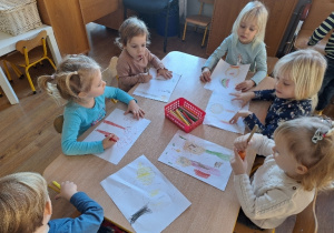 Dzieci rysują portrety swoich Babć i Dziadków.