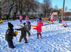 "Dzień Śniegu" w Smykach w ramach realizacji innowacji pedagogicznej "Kolorowe dni nietypowe".