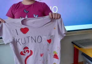 Hania prezentuje zaprojektowana przez siebie koszulkę