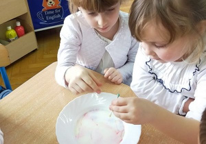 Maja i Weronika malują na mleku