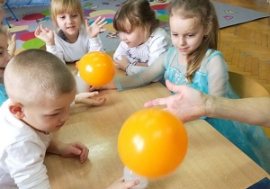 Dzieci obserwują jak nadmuchuje się balony