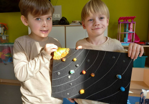 Staś i Olek prezentują Układ Słoneczny