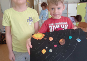 Natan I Mateusz prezentują swój Układ Słoneczny