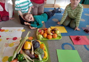 Dzieci prezentują przyniesione warzywa i owoce