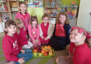 Dziewczynki prezentują przyniesione przez siebie owoce