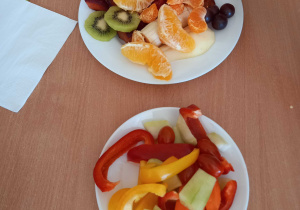 "Zdrowe talerze" z warzywami i owocami, przygotowane dla dzieci