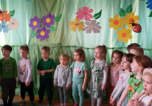 Grupa dzieci stoi i śpiewa