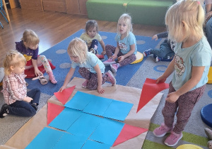 Dzieci układają rakietę z figur geometrycznych.