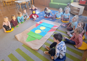 Dzieci ułożyły rakietę z figur geometrycznych.